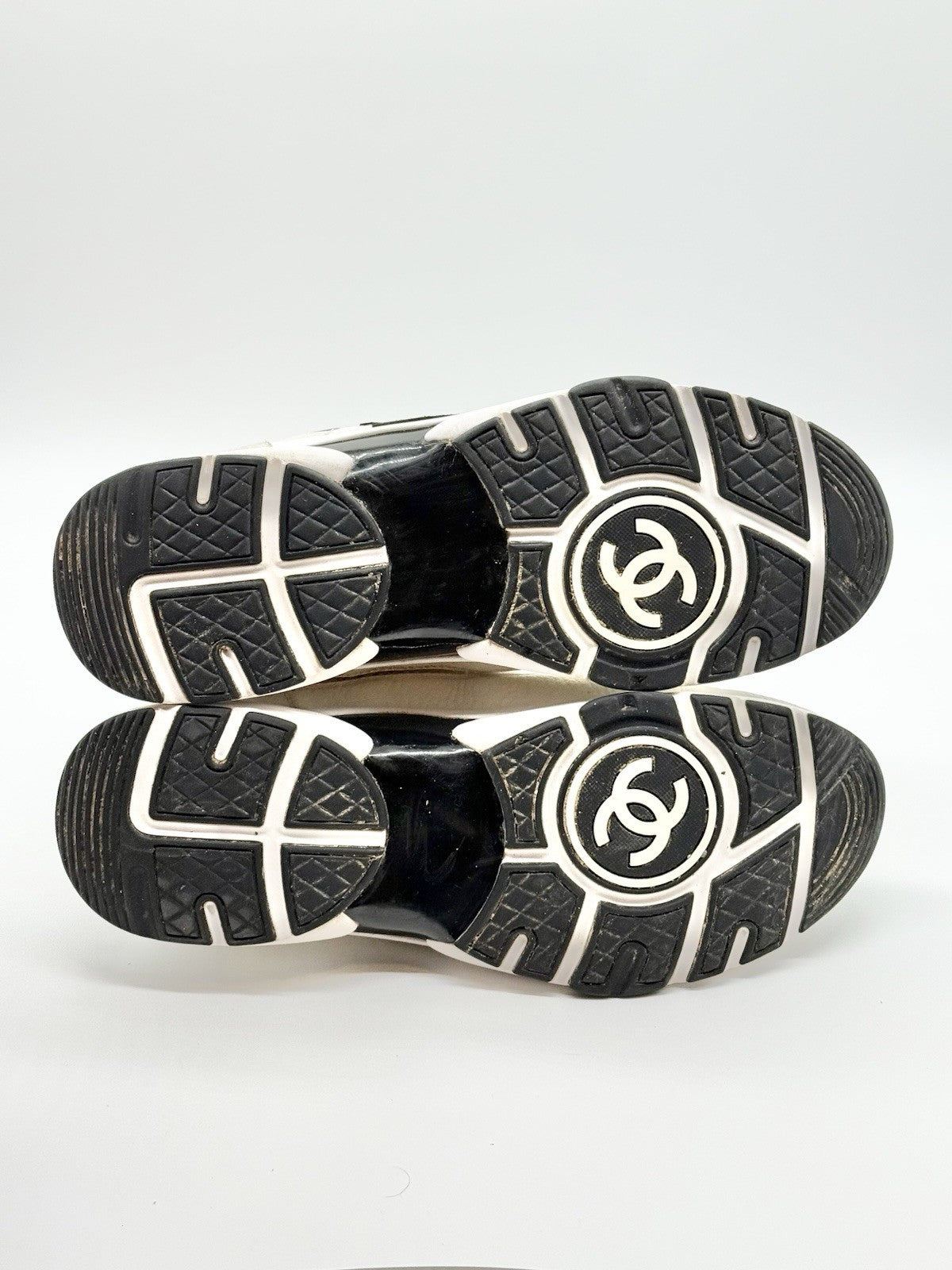 Size 11 - Chanel Sneaker CC Logo White Black