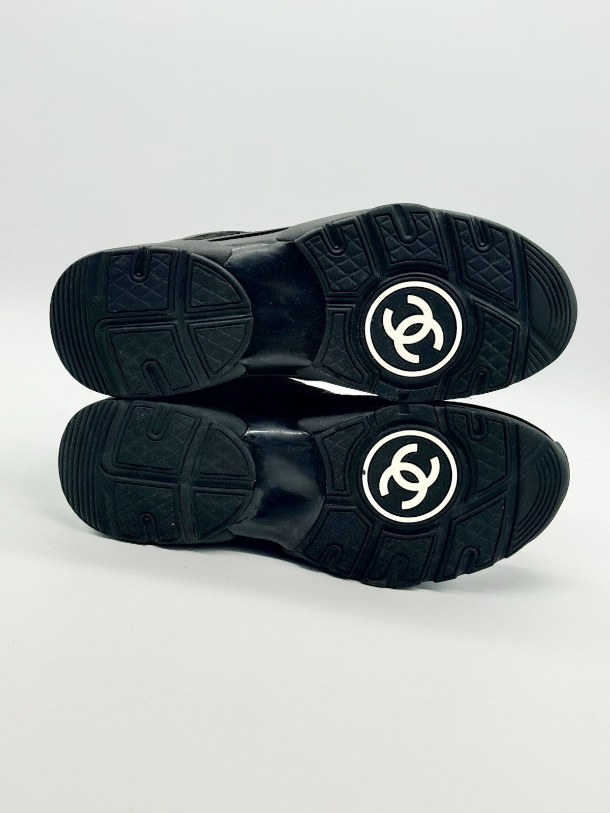 Size 8.5 - CHANEL CC Logo Low Black