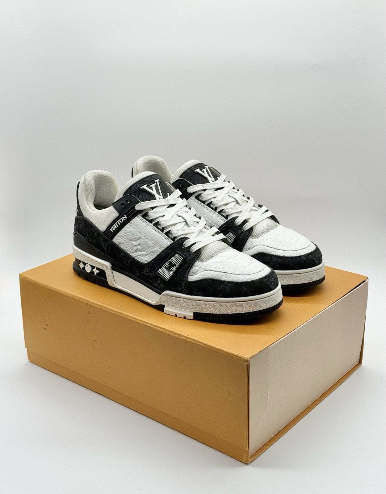Size 8 - Louis Vuitton Trainer Low Black