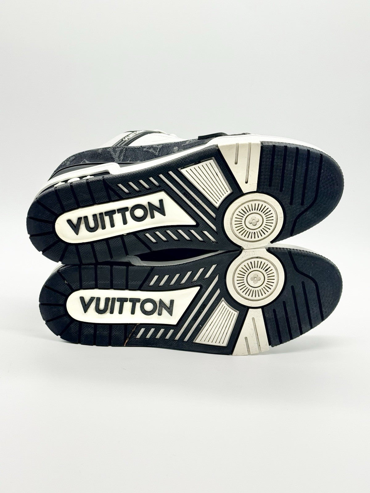 Size 8 - Louis Vuitton Trainer Low Black